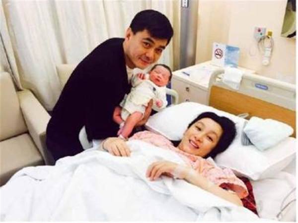 秦海璐高龄生下“巨婴症”儿子，如今孩子5岁了，长相变化很大