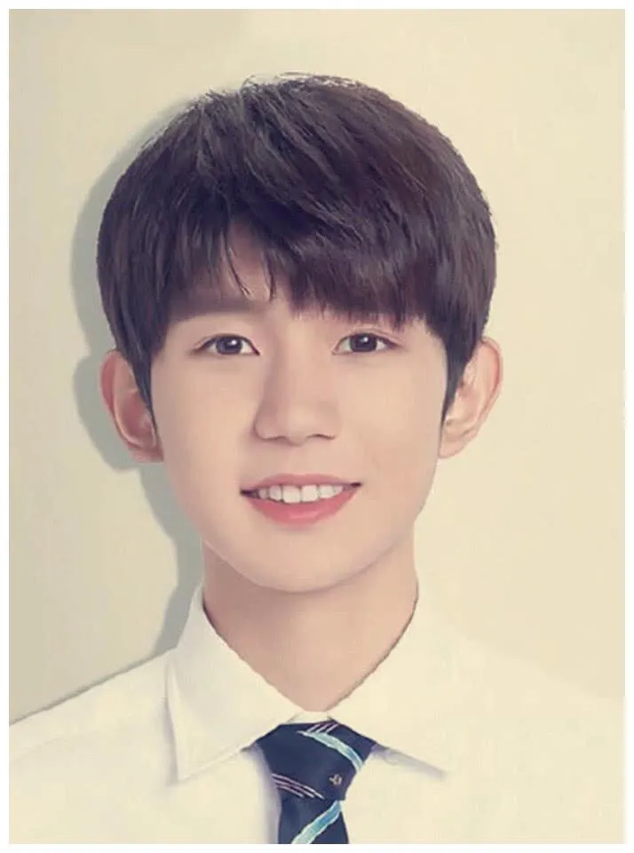 同是证件照：杨洋养眼不算啥，看到王俊凯：我