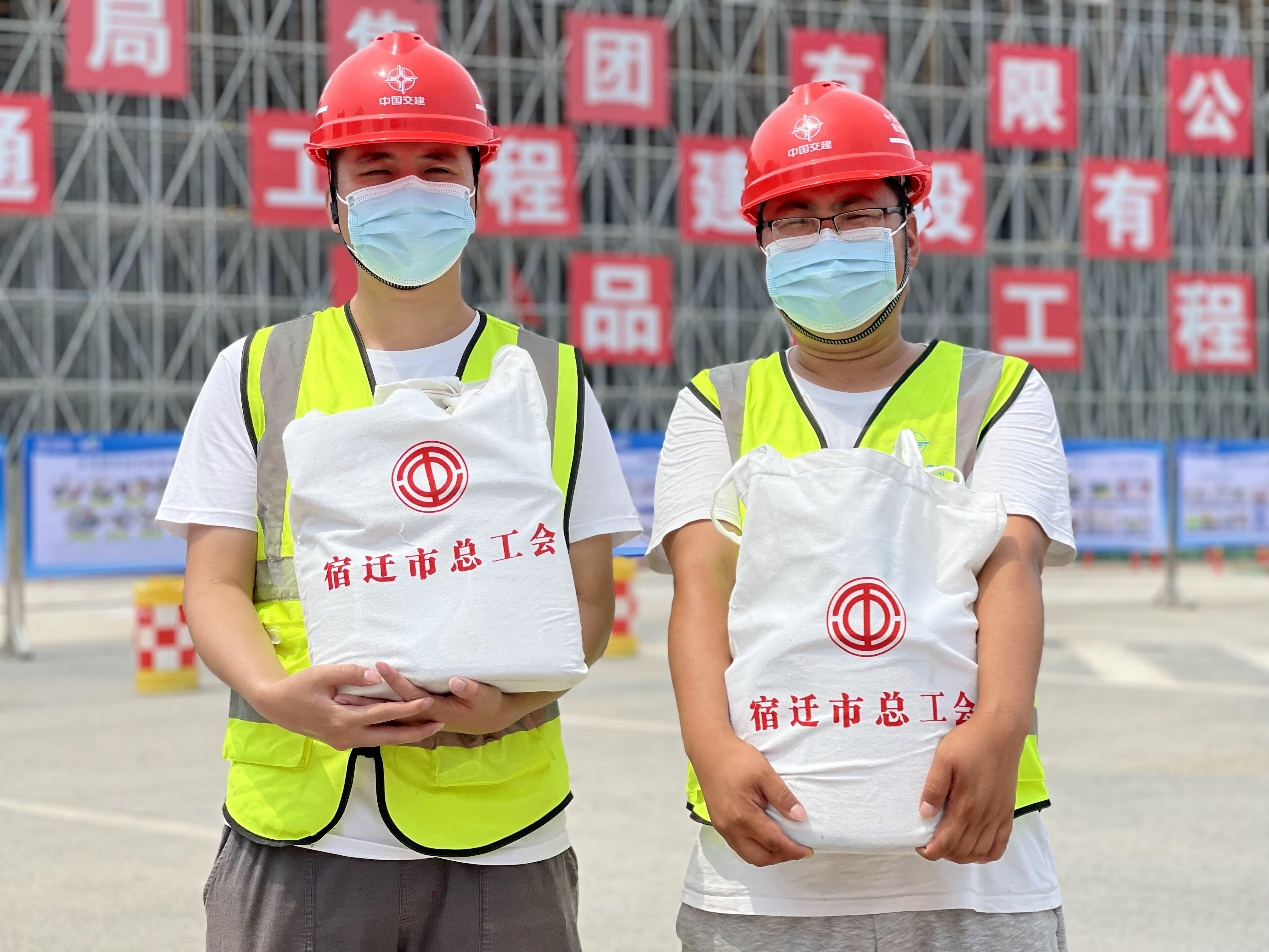 江苏省宿迁市总工会“送清凉”慰问中交一公局洋河大道项目员工