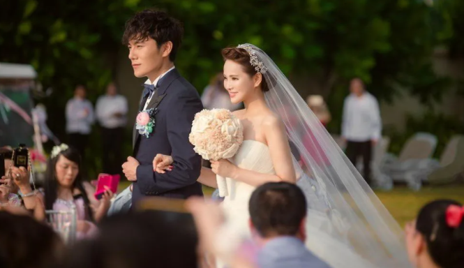 與前夫戀愛14年結(jié)婚，與現(xiàn)任約會(huì)兩次談結(jié)婚，伊能靜為何嫁給秦昊