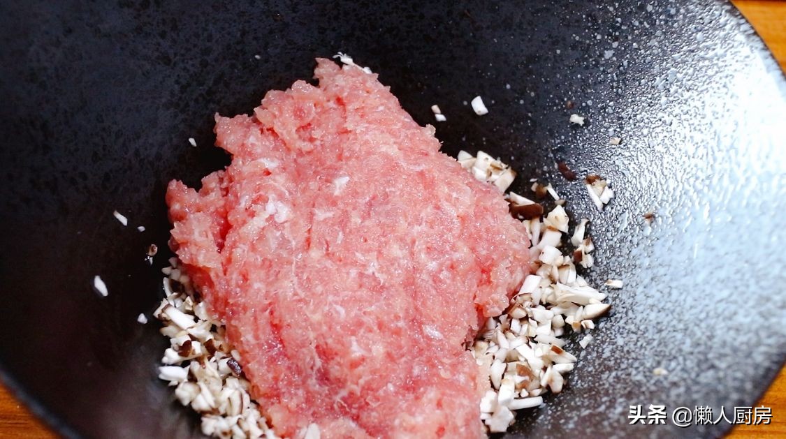 這是香煎豆腐皮蝦餅，鹹香可口，其它做法靠邊站