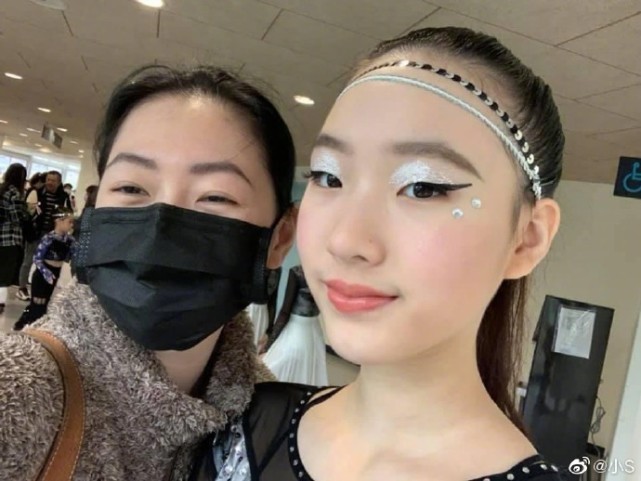 小S許雅鈞甜蜜合照為女兒慶生，把壽星擠邊緣佔C位卻被婆婆搶鏡