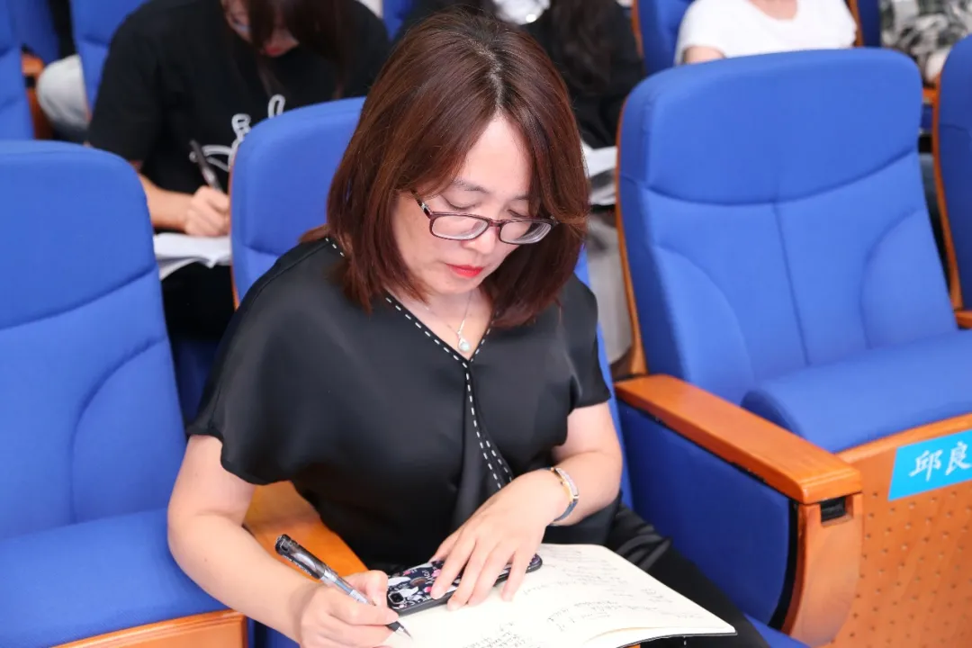 四小、华阳小学“两校一体化”教师培训会