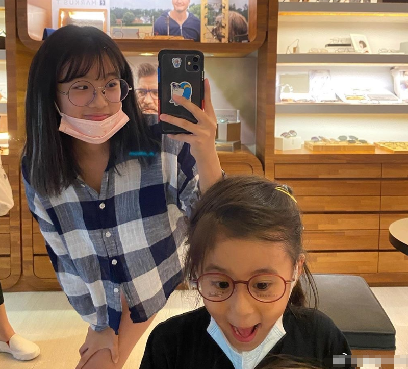 咘咘波妞近照被传开，妹妹圆脸超萌，咘咘戴眼镜生图却成亮点