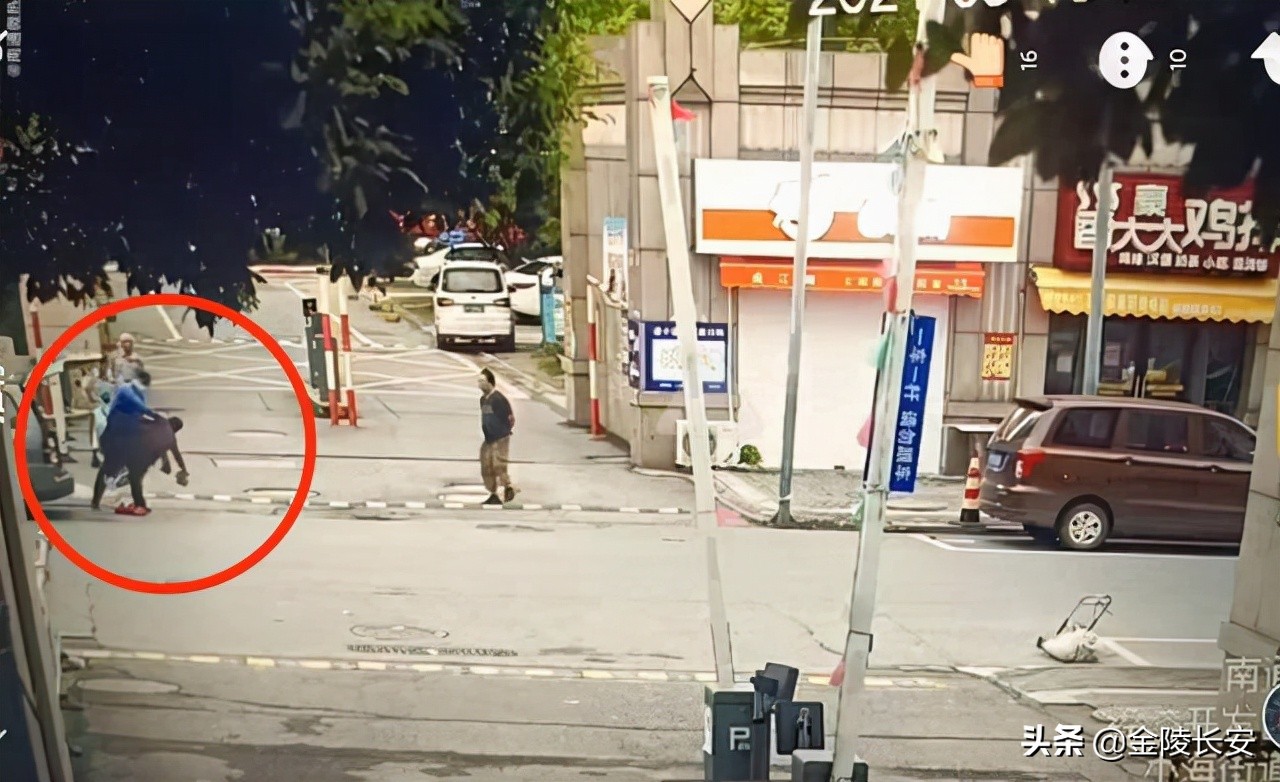 遭南通城管拎摔执法的老人儿子发声：对方已转来医药费，希望此事告一段落