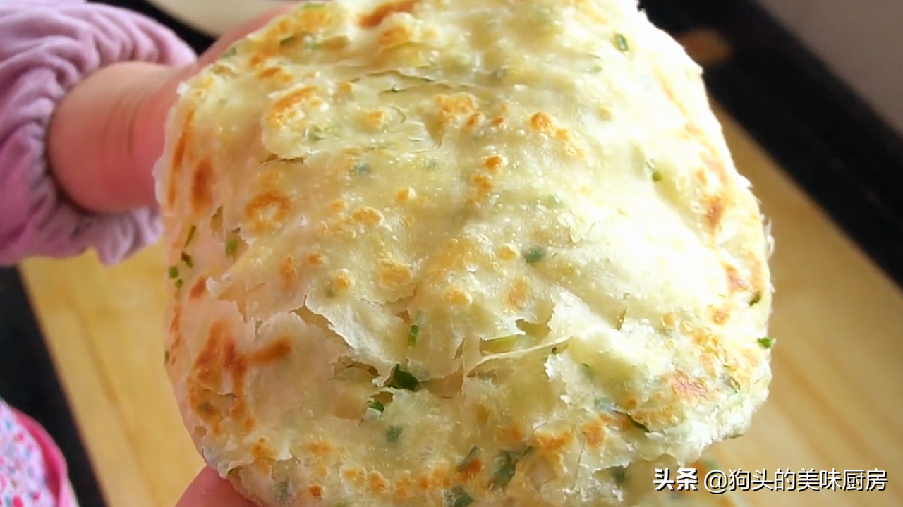 想吃蔥花餅別再買了，在家就能做，加一把蔥跟鹽，外酥裡軟，真香