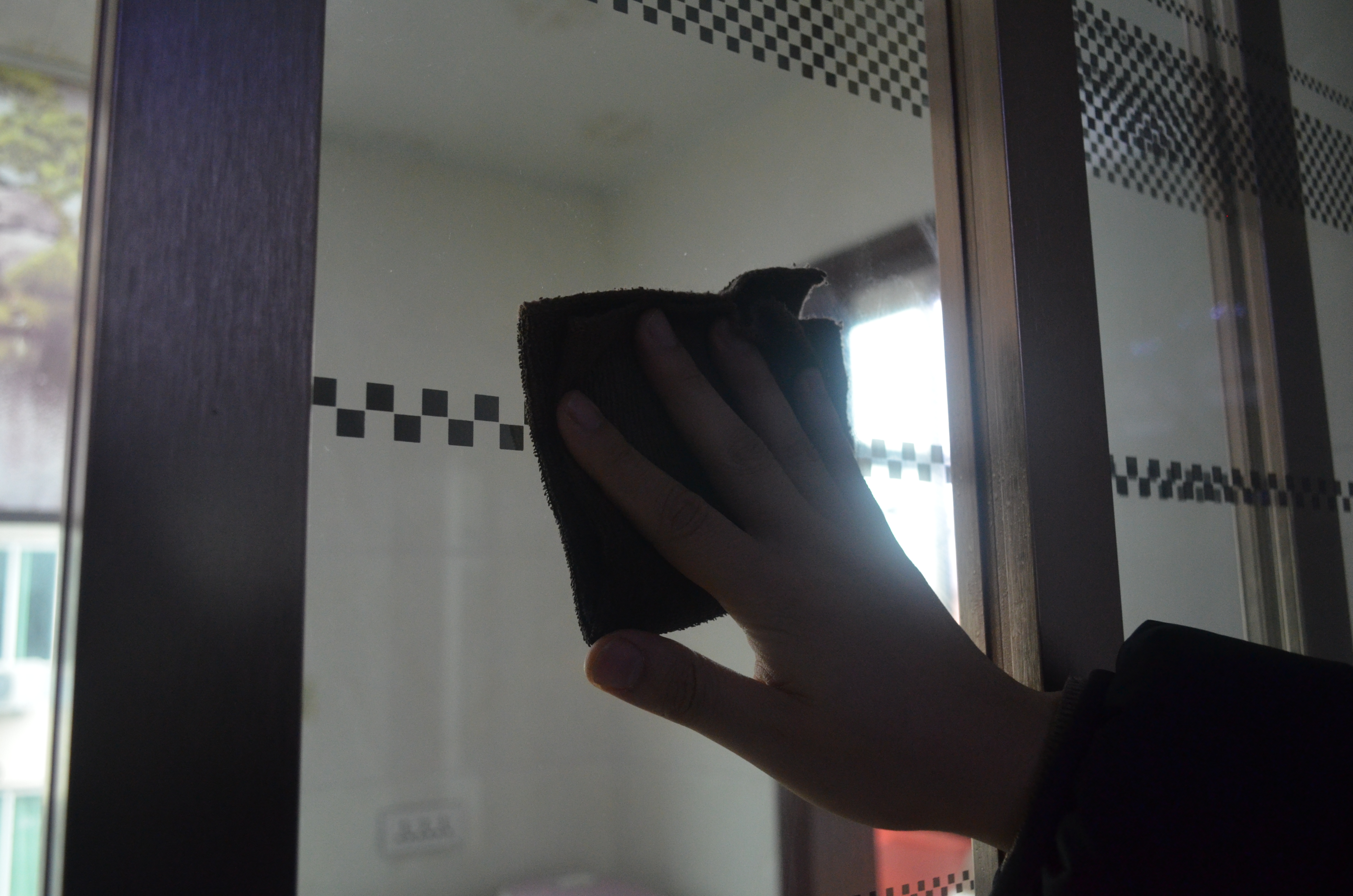 廚房玻璃上油乎乎的難清洗？ 家政阿姨教你一招，省時干淨又不留灰