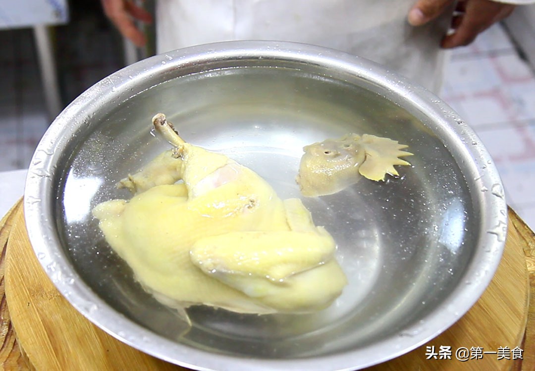 图片[8]-白斩鸡做法 鸡肉鲜香美味 原汁原味 看着就流口水-起舞食谱网