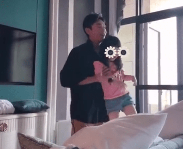 伊能静带女儿探班老公，秦昊陪娃疯玩显宠溺，米粒一字马秀小长腿