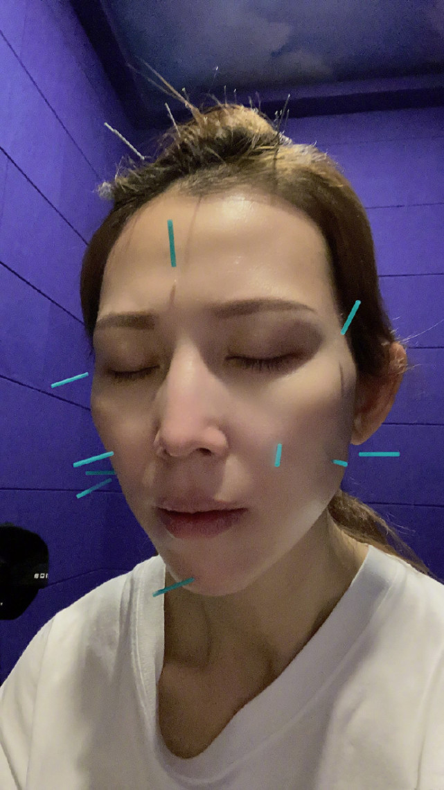 蔡少芬張晉戴情侶帽同框秀恩愛，娘娘自信曬懟臉拍皮膚水嫩無皺紋