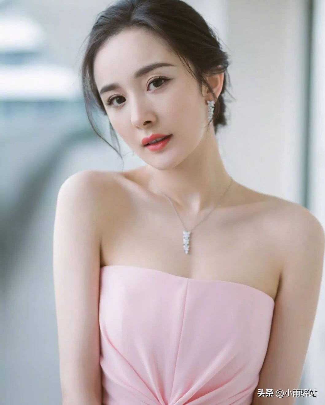 杨幂不愧是大幂幂，“浴巾裙”也能穿出凹凸感，腰臀比堪称完美