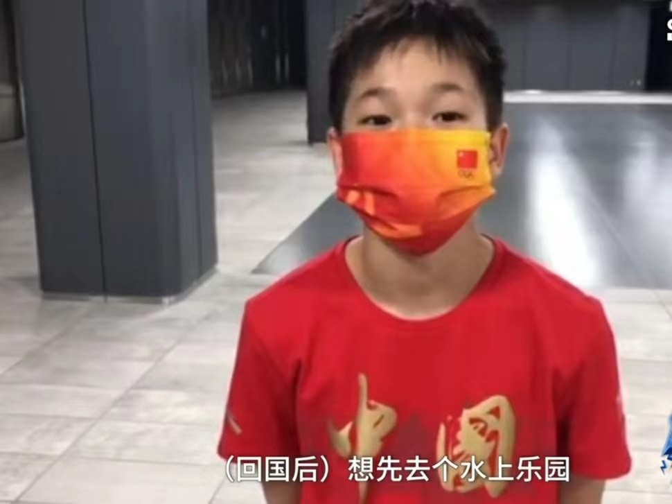 14岁全红婵当冠军仍不忘初心！穿白T住上下床，坚持训练长腿抢眼