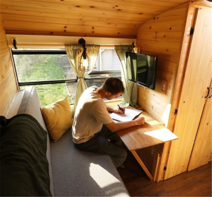 男子把校车改造成家，最多可睡下6人，独居其中