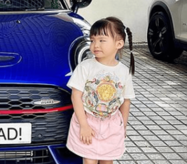 熊黛林老公父亲节晒双胞胎女儿，小姐妹变豪车小模特可爱表白爸爸
