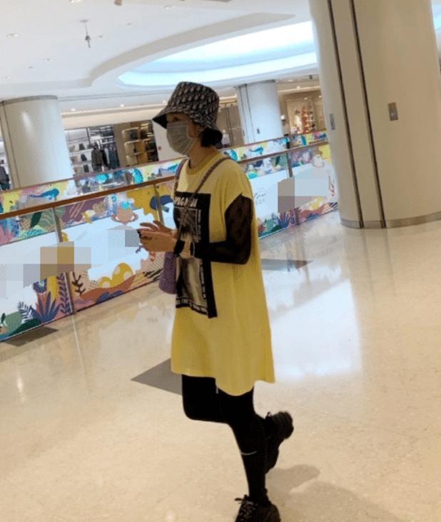 唐艺昕刚生完孩子独自逛街，身形走样还没老公陪伴，背影略显落寞