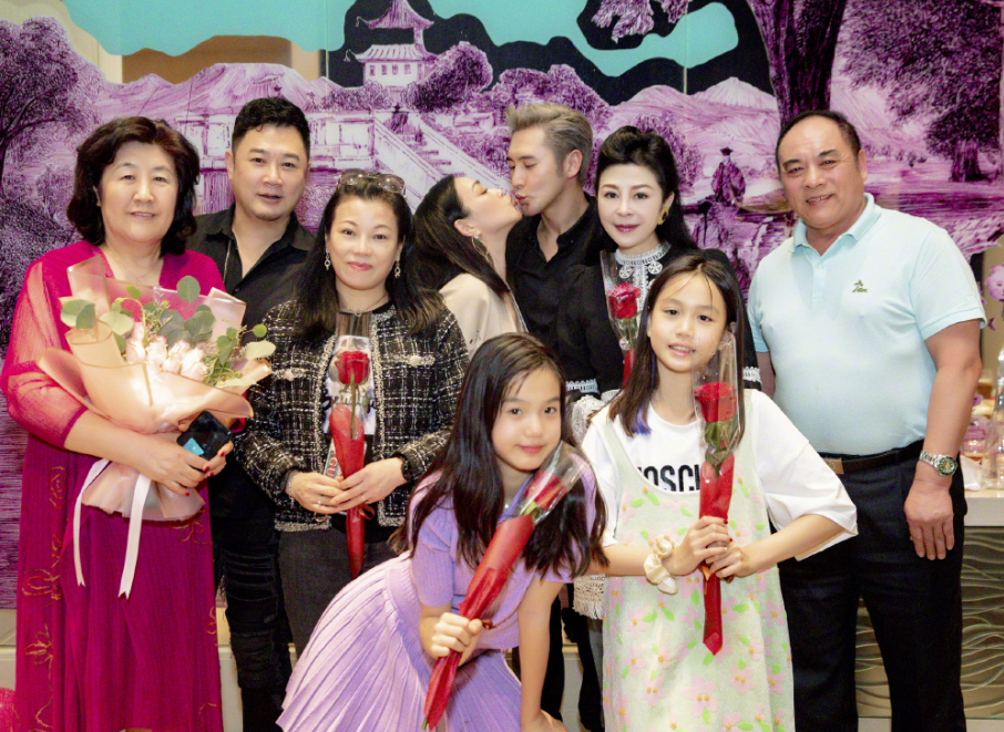 鐘麗緹張倫碩一家四口齊現身，手挽手超溫馨，兩個女兒長高了不少