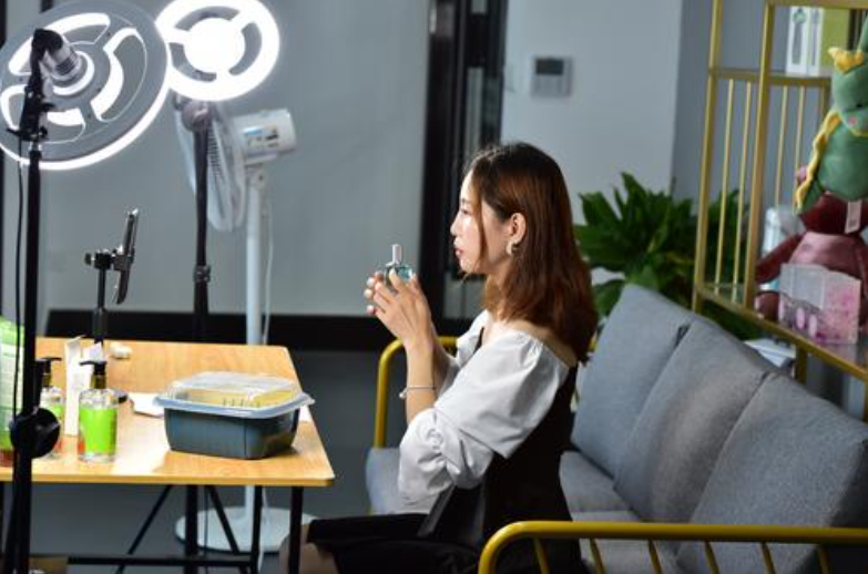 十万义乌“创业青年”：与其说是创业，不如说更像是一场“赌博”