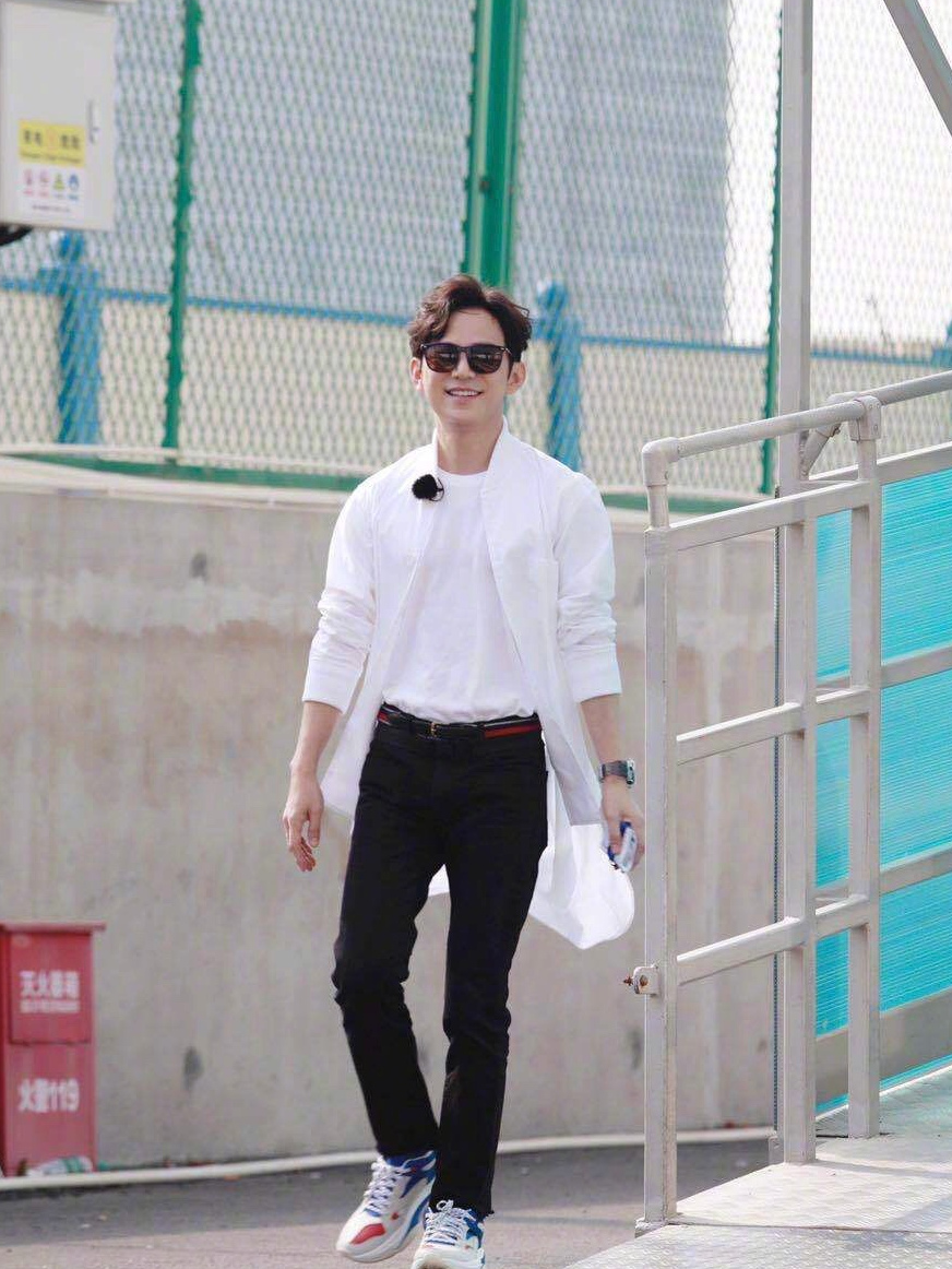 " star great detective " the line on graph going to work, bai Jingting wears joining together business suit, he Gui is whiten garment male god