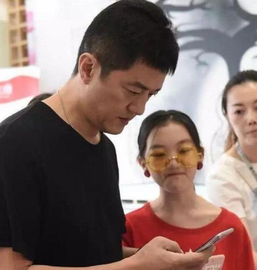 时尚小女王李嫣和母亲王菲姐姐窦靖童的合照