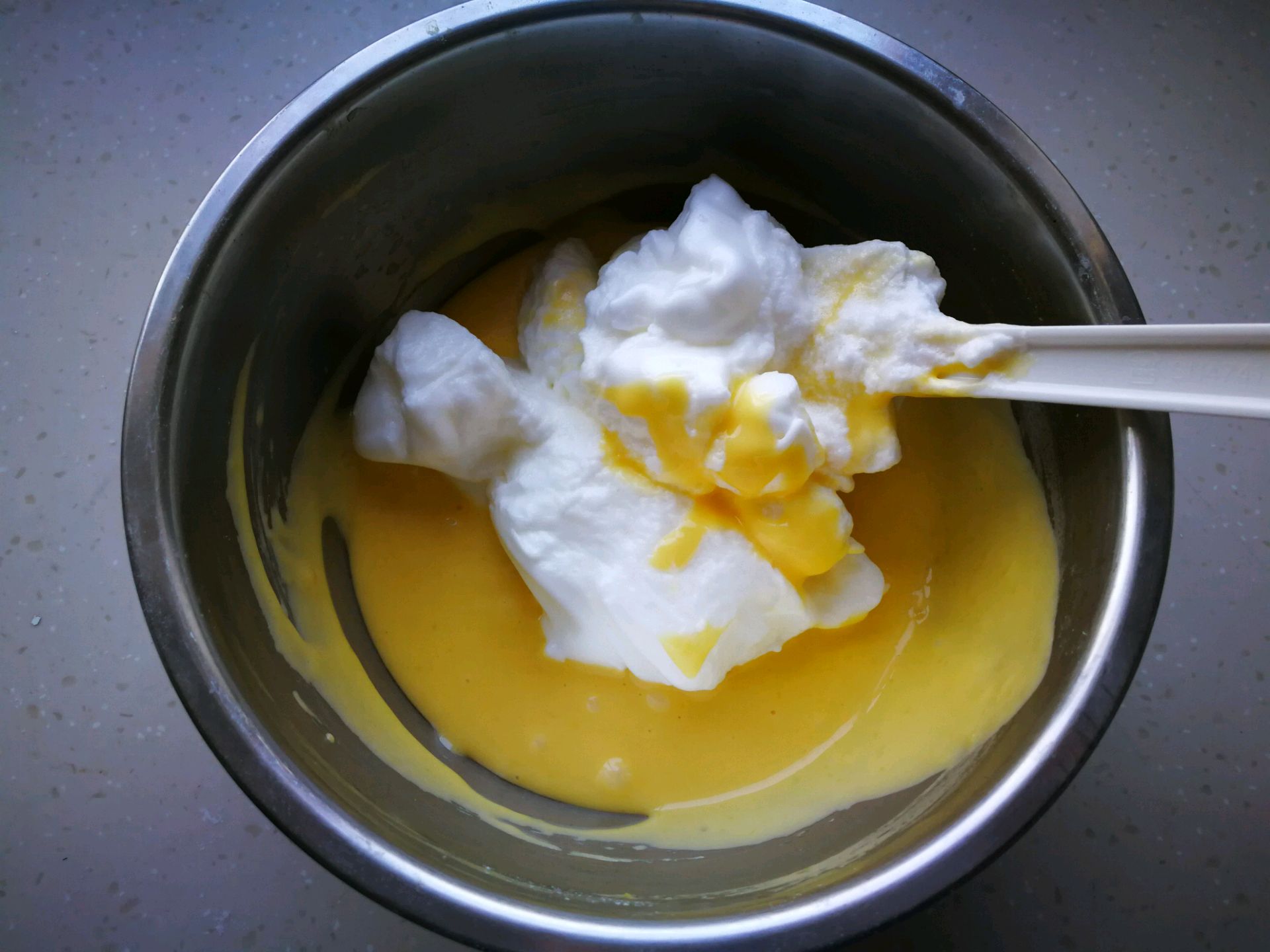 蛋糕卷不用出去买着吃了，在家就能做，口感绵密做法简单