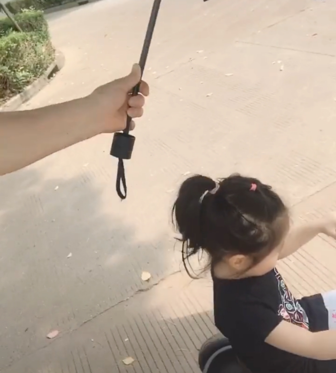 61岁老戏骨三层小洋房曝光！晚年对孙女宠溺，直