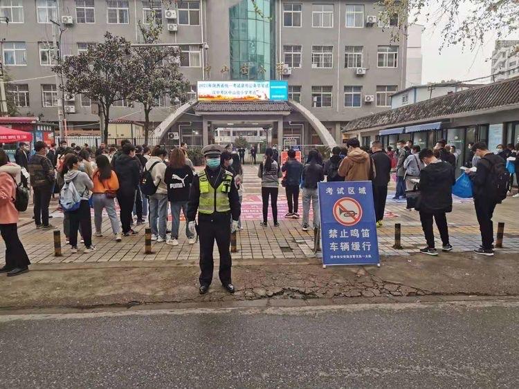 不负春光“警”色美：汉中交警一大队“护花”、“护考”、“护祭扫”