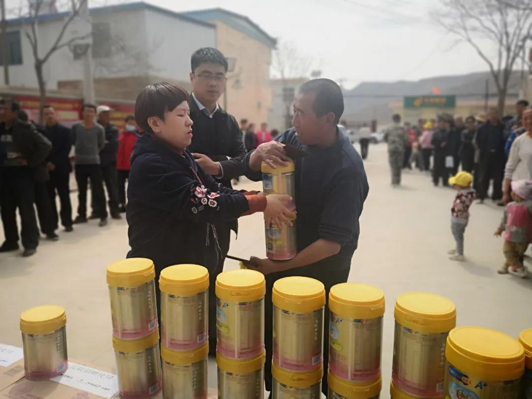 情暖贫困儿童 助力脱贫攻坚—白银市妇联举行“爱心书包”发放活动