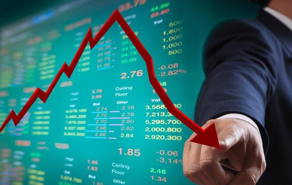 市值蒸发7000亿股价“腰斩”，贵州茅台怎么了，一代股王将落幕？