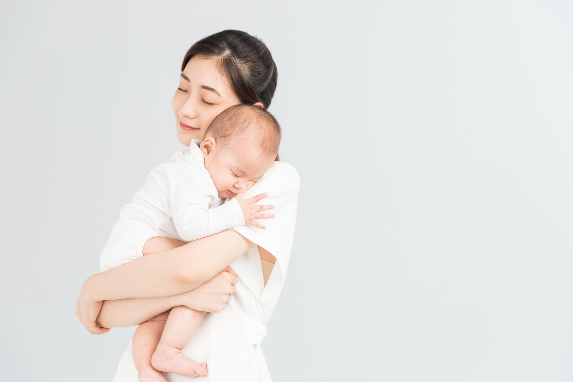 宝宝为什么喜欢被抱着到处走，一坐下就哭？这些原因家长要知道