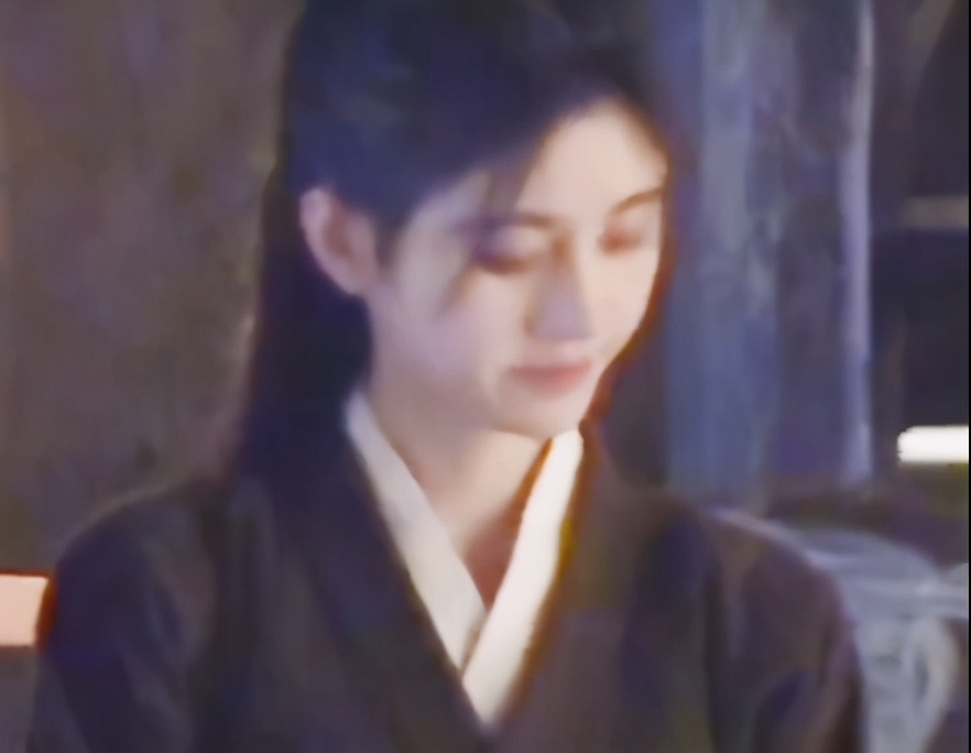 大热小花路透：鞠婧祎造型出彩但粉底厚，赵露思红绿搭配好霸气