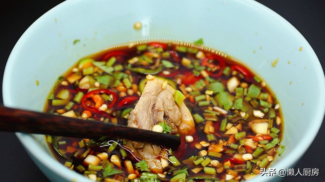 碰到這椰子別手軟，價格便宜，人人吃得起，塞進一隻雞，解饞