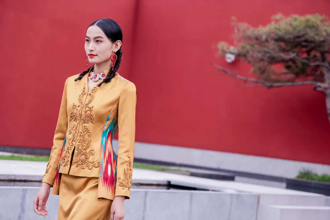 艾德莱斯绸亮相首都北京，为和田时尚代言