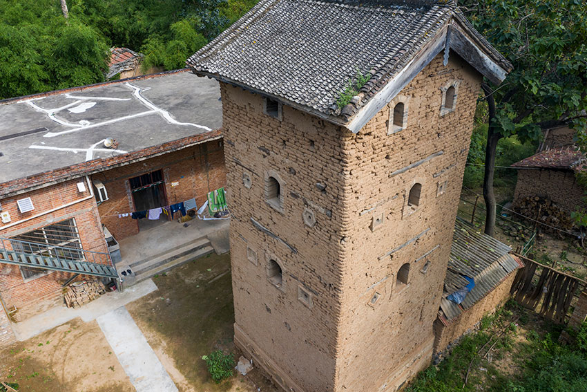 深山村惊现土炮楼，全部用土坯垒成，保存完好，至今没有列为文保