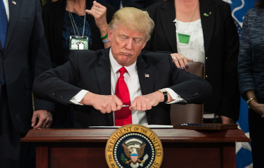 特朗普在推特上被惹恼了，急匆匆签下总统令，