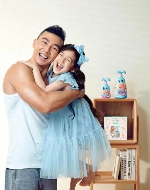 软萌公主小泡芙长大了，如今7岁，身材修长一双大长腿实力吸睛