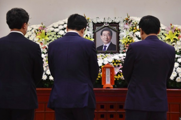 关注真相同时，不妨来了解首尔市长：高大上的