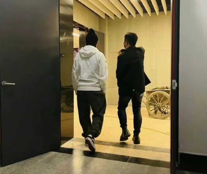 “羽泉”罕见合体，胡海泉忙前忙后，是在为陈羽凡复出铺路吗？