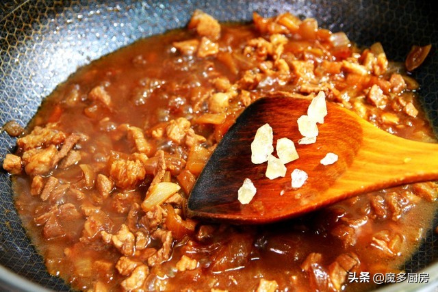 A favorite dish since I was a child, as long as 1 onion and 1 pork, it’s easy to make and eat. It’s so delicious