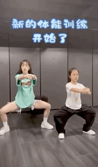 李小璐晒女儿练舞蹲马步，甜馨忍痛坚持惹人疼，网友直呼像贾乃亮