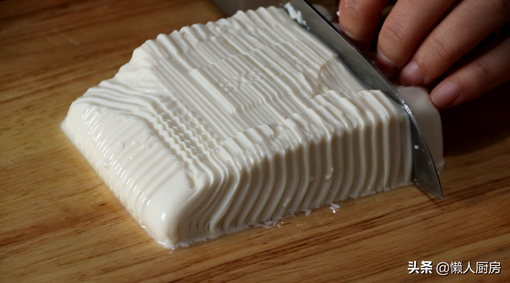 豆腐切絲，與皮蛋絕配，這樣做成湯羹，細膩爽滑，營養又美味