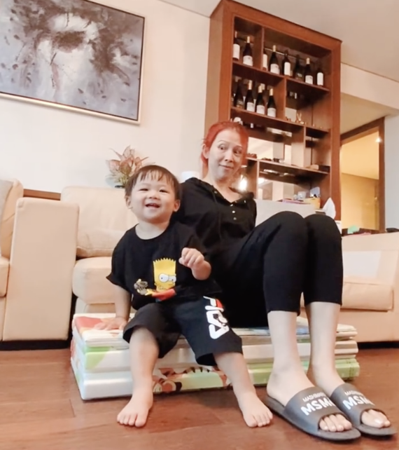 蔡少芬整蛊儿子超开心，故意推挤鱼蛋落地，高冷boy却罕见露笑容