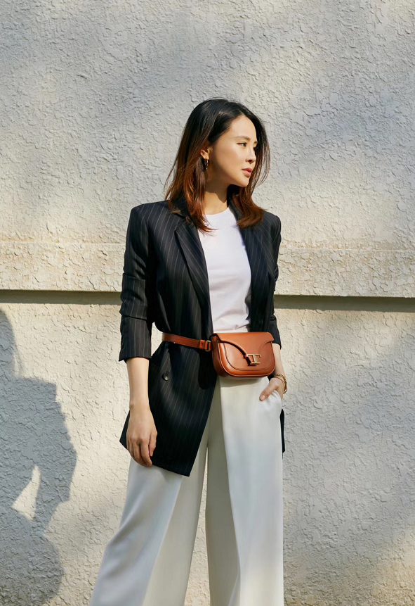 佟大为的妻子真是奢侈，野外随手拍好似画报，手上定制包更是上万