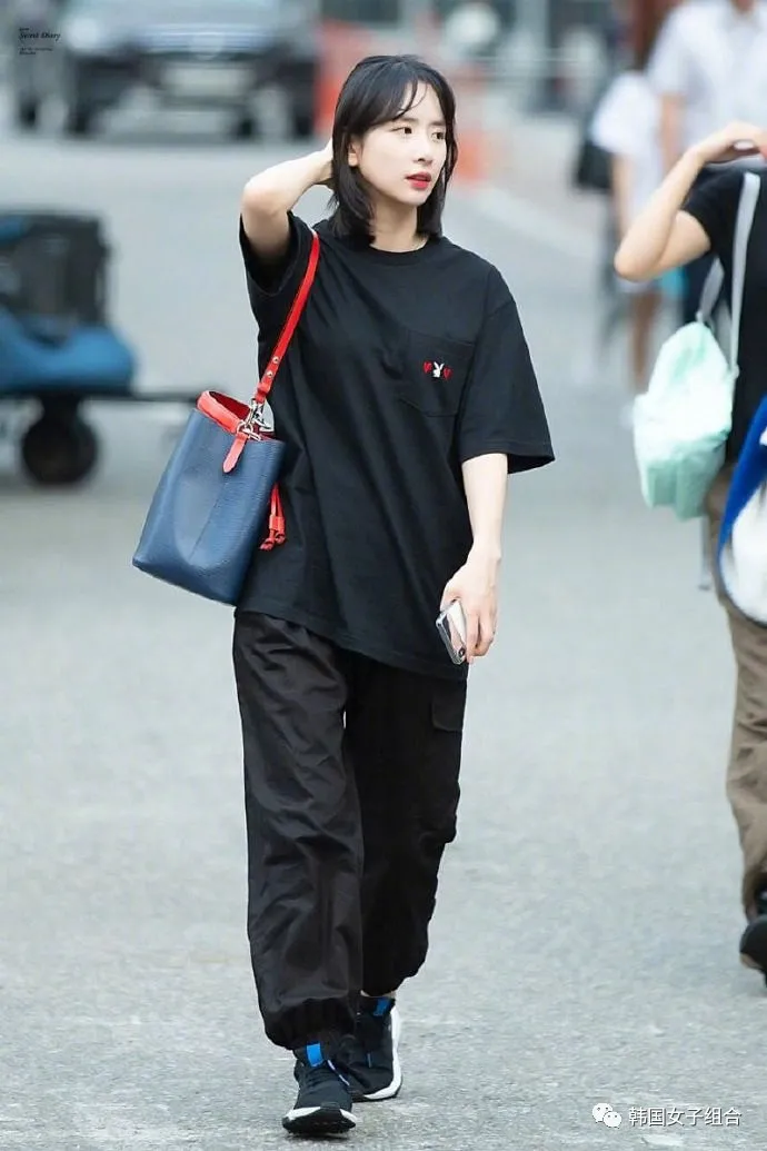 这位女团爱豆最爱的宽松束脚裤,果然衣服都是靠颜值撑起来的
