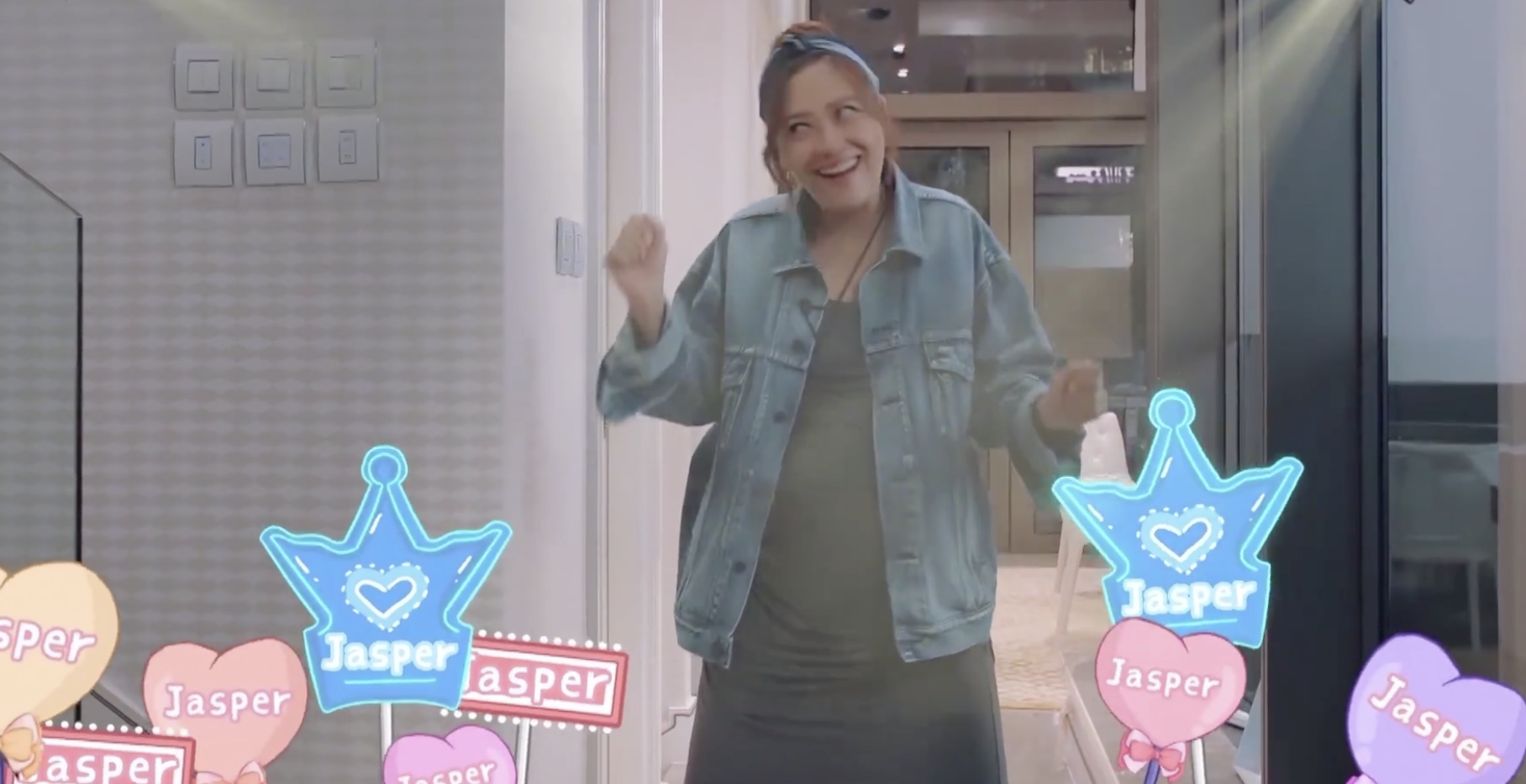 应采儿首晒全家福，产后3个月小腹微凸，Jasper比心超开心