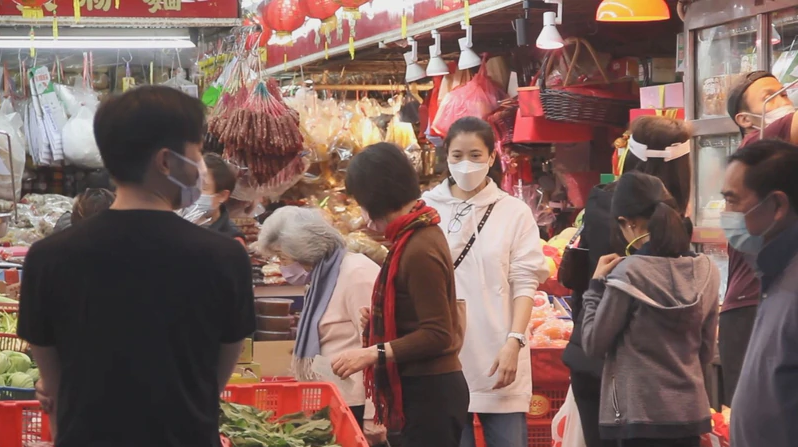 袁詠儀夫婦外出置辦年貨，老婆紮馬尾顯清純，張智霖插兜凹造型