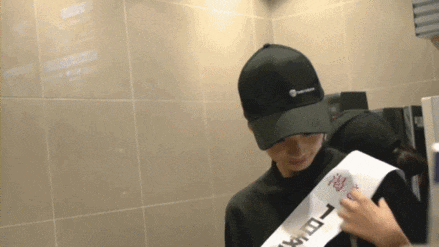 美女健身抬腿gif：有一起健身的吗？走起！