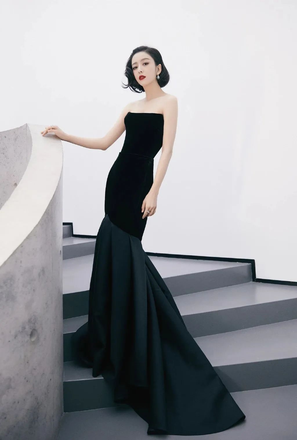 星光大赏杨紫穿得像老艺术家，这锅不应该只让造型团队背