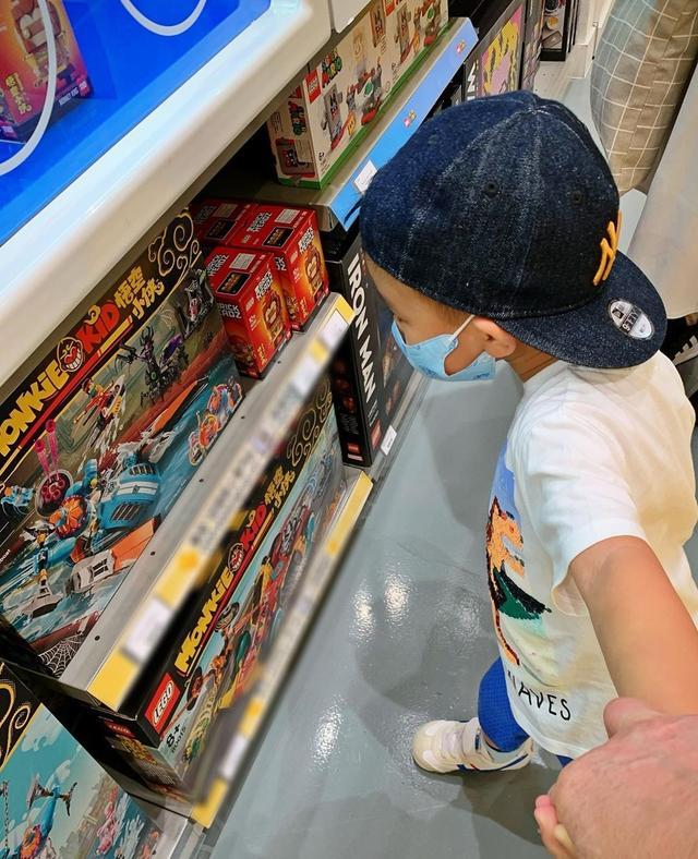 胡杏儿儿子进乐高店只看不买，逢人问好绅士有礼貌，妈妈直呼骄傲