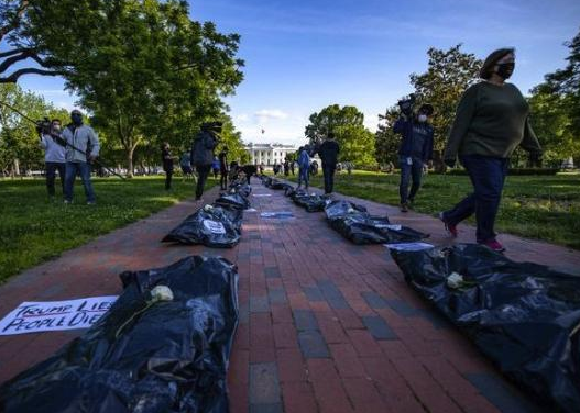 美国人怒了！送葬车装尸袋齐上阵围堵白宫，示