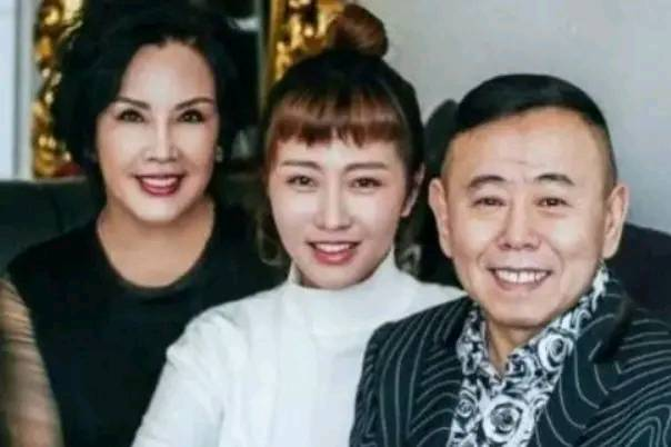 潘长江的同胞弟弟曝光，身高竟有一米八，还是